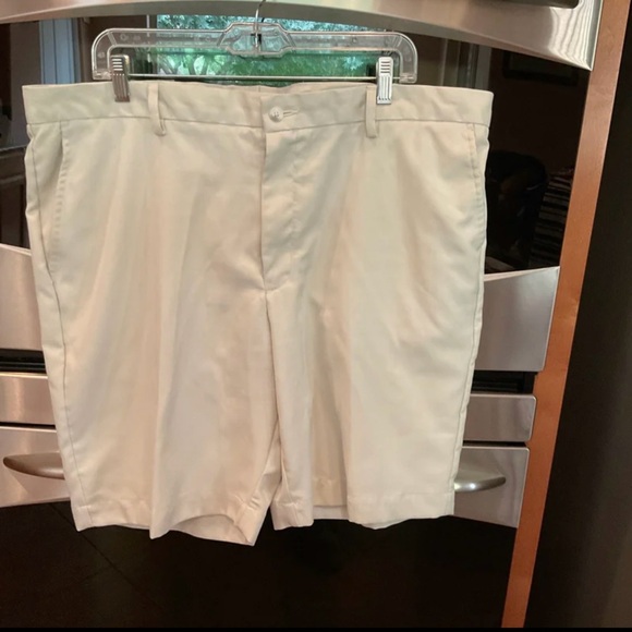 Greg Norman Collection Other - Men’s Greg Norman Golf Shorts Size 40, Excellent Condition, Dark ivory